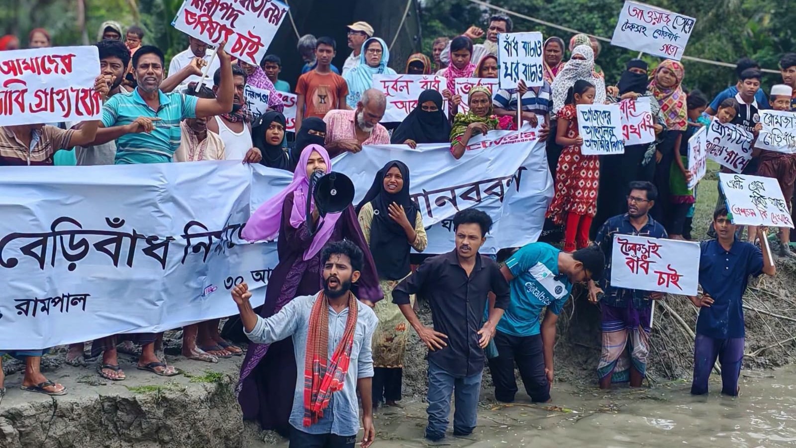 রামপালে নদীভাঙন রোধে টেকসই বাঁধের দাবিতে মানববন্ধন